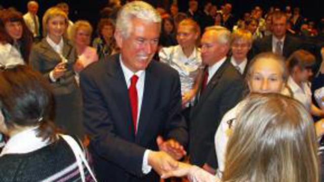 Lada e Kateryna Serdiuk hanno donato un tipico pane ucraino al presidente Dieter F. Uchtdorf e alla moglie Harriet in visita al sito del tempio
