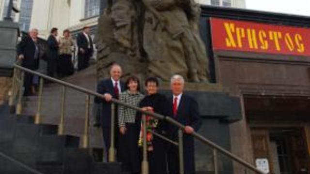 S-D: Il presidente Dieter F. Uchtdorf, la sorella Harriet Uchtdorf, l’anziano Neil L. Andersen e la sorella Kathy Andersen si preparano per una riunione con i fedeli a Kiev