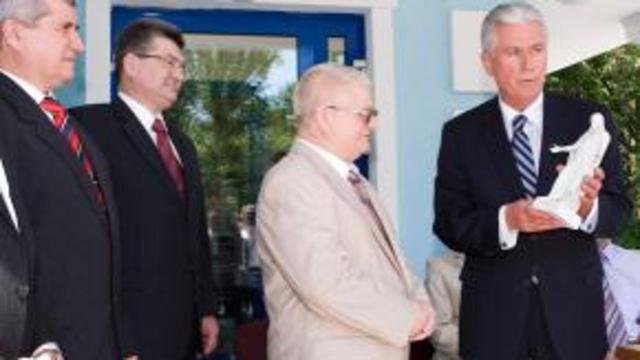Il presidente e la sorella Uchtdorf , insieme all’anziano e alla sorella Andersen, visitano i giardini di una dacia di Samara, in Russia
