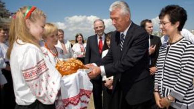 L’anziano Neil L. Andersen, la sorella Kathy Andersen, la sorella Harriet Uchtdorf e il presidente Dieter F. Uchtdorf visitano la cattedrale di San Giorgio a Samara, in Russia