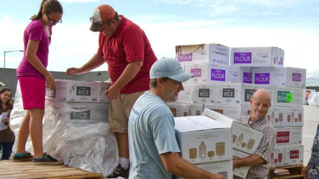 Santi degli Ultimi Giorni aiutano a distribuire cibo