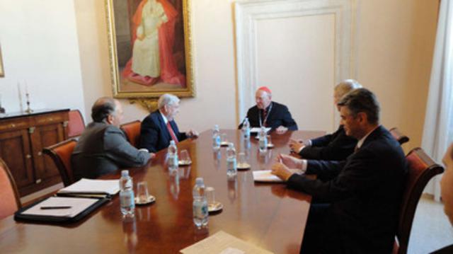 Il Cardinale Wiliam Joseph Levada,al centro, parla con l’Anzianor Ronald A. Rasband, a sinistra, l’Anziano M. Russell Ballard, il Vescovo Richard C. Edgley e l’Anziano Gerald Causse durante il loro incontro in Vaticano lo scorso 13 settembre. (Foto: Anziano Ronald A. Rasband)
