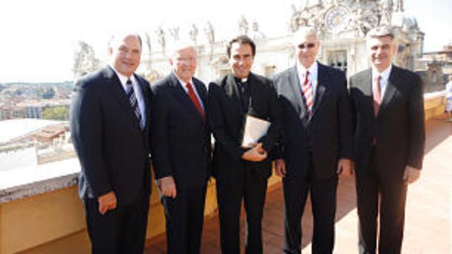 Monsignor Ettore Balestrero, al centro, accoglie, da sinistra, l’Anziano Ronald A. Rasband, l’Anziano M. Russell Ballard, il Vescovo Richard C. Edgley e l’Anziano Gerald Caussé. (Foto: Anziano Ronald A. Rasband)