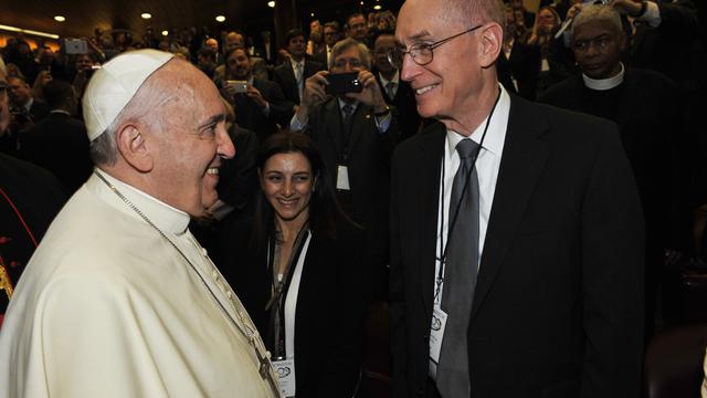Papa Francesco saluta il presidente Henry B. Eyring nella Sala del Sinodo in Vaticano all'inizio del colloquio sul matrimonio. © Chris Warde-Jones/Humanum.it