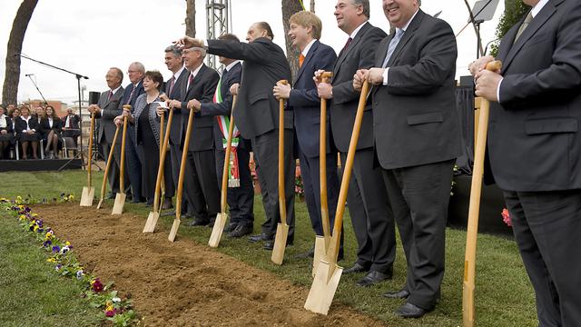 Il Senatore Lucio Malan (quarto da destra) prende parte alla cerimonia del primo colpo di piccone del Tempio di Roma, il primo in Italia, accanto a Thomas S. Monson, presidente e leader mondiale della Chiesa di Gesù Cristo dei Santi degli Ultimi Giorni (quinto da destra). © 2011 Intellectual Reserve, Inc. Tutti i diritti riservati