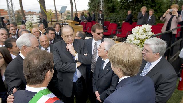 Il presidente Thomas S. Monson a colloquio con il Senatore Lucio Malan (di spalle, a destra) e l’On. Giuseppe Ciardi (di spalle, a sinistra) in un momento successivo alla cerimonia del primo colpo di piccone del Tempio di Roma. © 2011 Intellectual Reserve, Inc. Tutti i diritti riservati