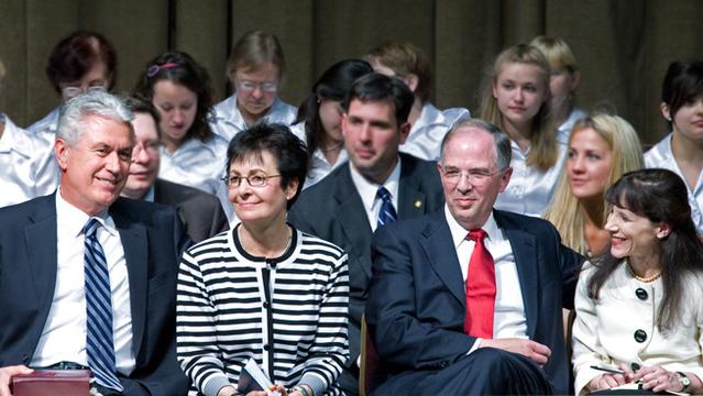 5. Il presidente Dieter F. Uchtdorf e l’anziano Neil L. Andersen con le rispettive mogli visitano i membri di Kiev, in Ucraina. © 2009 Intellectual Reserve, Inc. Tutti i diritti riservati.
